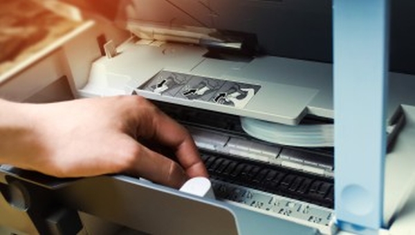 Blog artykuł miniatura Naprawiać czy nie naprawiać? Cała prawda o serwisie drukarek.